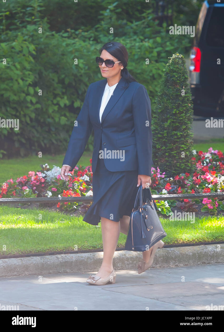 Londres, Royaume-Uni. 13 Juin, 2017. Secrétaire d'État au Développement International Priti Patel arrive à Downing Street. Premier ministre accueille leader du DUP pour des discussions, qu'il cherche à négocier un accord pour la prise en charge d'un Unioniste gouvernement minoritaire conservateur. Theresa May a annoncé à la suite de l'élection générale de la semaine dernière qu'elle serait en cherchant à former un gouvernement aux côtés de la DUP après que le parti conservateur n'a pas réussi à gagner la majorité des sièges à la Chambre des communes. Crédit : Michael Tubi/Alamy Live News Banque D'Images Londres, Royaume-Uni. 13 Juin, 2017. Secrétaire d'État au Développement International Priti Patel arrive à Downing Street. Premier ministre accueille leader du DUP pour des discussions, qu'il cherche à négocier un accord pour la prise en charge d'un Unioniste gouvernement minoritaire conservateur. Theresa May a annoncé à la suite de l'élection générale de la semaine dernière qu'elle serait en cherchant à former un gouvernement aux côtés de la DUP après que le parti conservateur n'a pas réussi à gagner la majorité des sièges à la Chambre des communes. Crédit : Michael Tubi/Alamy Live News Banque D'Images
