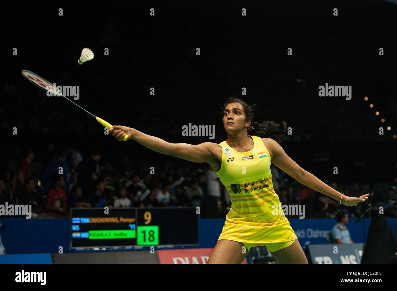 (170613) -- JAKARTA. 13 juin, 2017 -- Pusarla C. Sindhu de l'Inde Pornpawee Chochuwong fait concurrence à l'encontre de la Thaïlande au cours de dames en match à l'Indonésie à Jakarta, 2017 Ouvert le 13 juin 2017. (Xinhua/Sanovri Veri) Banque D'Images