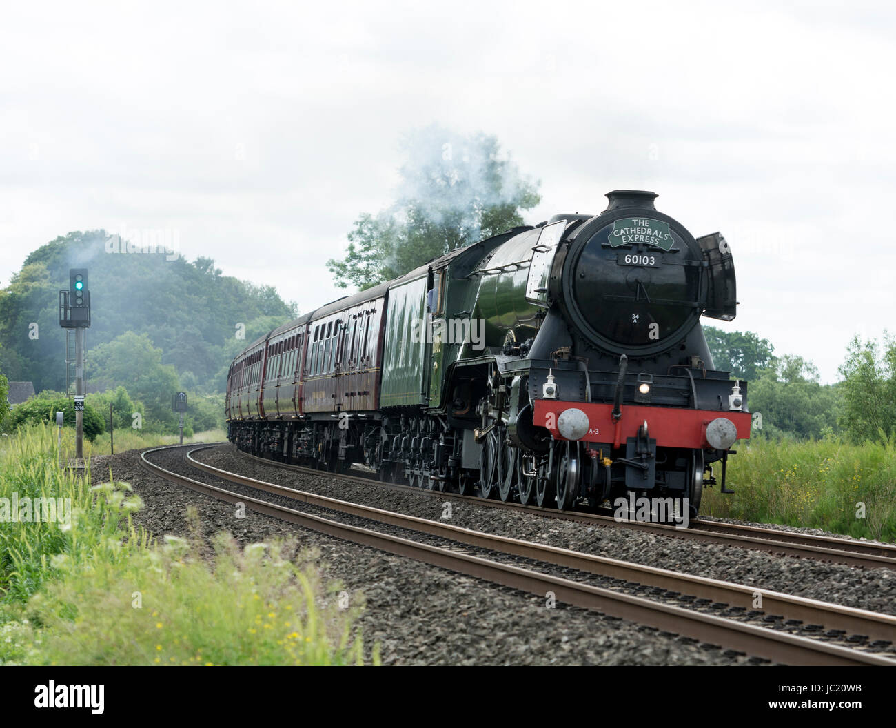 King's Sutton, Northamptonshire, England, UK. 13 Juin, 2017. UK. Les Cathédrales Express train est tiré par une classe LNER3 locomotive à vapeur no60103 "Flying Scotsman" au King's Sutton, Northamptonshire. Le train a été en service entre Londres Victoria et stations de Chester. Crédit : Colin Underhill/Alamy Live News Banque D'Images