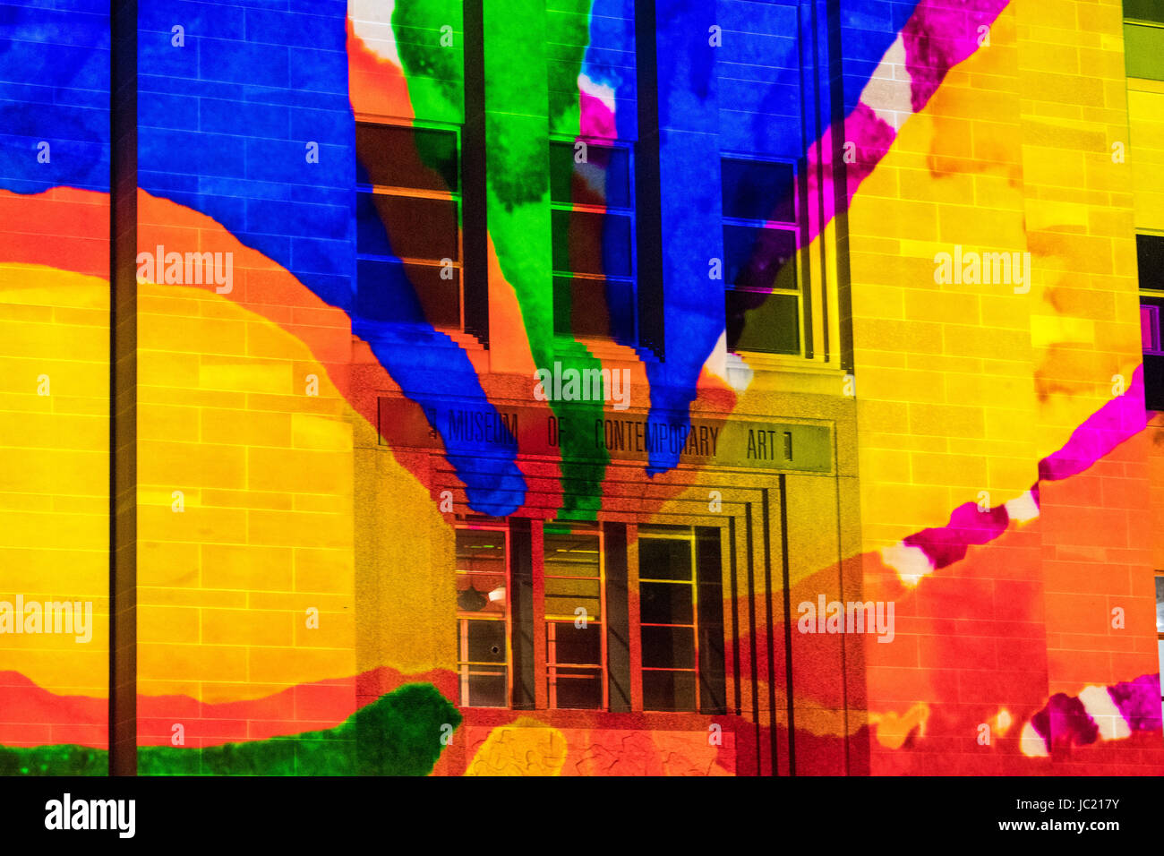 Sydney, Australie. 13 Juin, 2017. Vivid Sydney Festival Lumière le 13 juin. La vive lumière Sydney festival se déroulera du 26 mai au 17 juin et est l'un des plus grands festivals du genre dans le monde. Sur la photo est la lumière installation 'Vibrations organiques' projetée sur le musée d'art contemporain de l'Australie (MCA). Credit : mjmediabox/Alamy Live News Banque D'Images