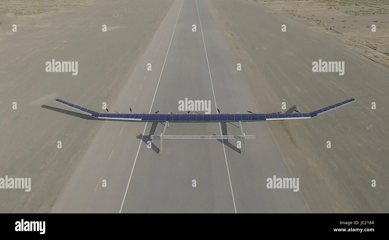 Beijing, Chine. 13 Juin, 2017. Photo prise le 24 mai 2017 montre un drone solaire sur son vol d'essai. La Chine a testé avec succès l'espace proche de son plus grand vol drone solaire. Avec une envergure de 45 mètres, le drone fonctionnant à l'énergie solaire est capable de voler à une altitude de 20 à 30 kilomètres, et à une vitesse de croisière de 150 à 200 km par heure pendant une longue période. Le véhicule aérien sera utilisé principalement pour l'alerte précoce, de l'air la reconnaissance aérienne, la surveillance des catastrophes naturelles, l'observation météorologique et de relais de communication. Source : Xinhua/Alamy Live News Banque D'Images