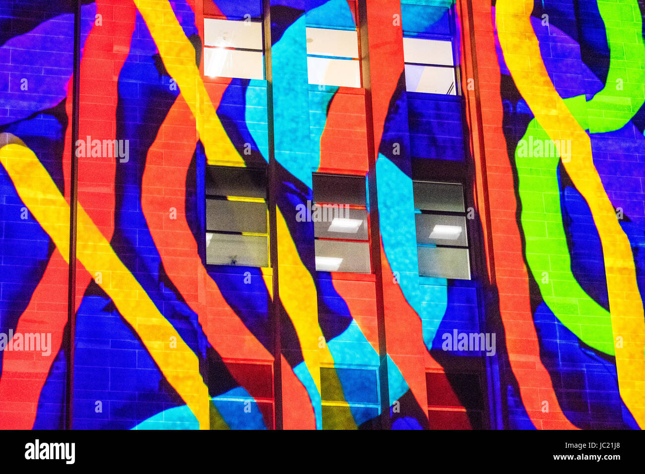 Sydney, Australie. 13 Juin, 2017. Vivid Sydney Festival Lumière le 13 juin. La vive lumière Sydney festival se déroulera du 26 mai au 17 juin et est l'un des plus grands festivals du genre dans le monde. Sur la photo est la lumière installation 'Vibrations organiques' projetée sur le musée d'art contemporain de l'Australie (MCA). Credit : mjmediabox/Alamy Live News Banque D'Images