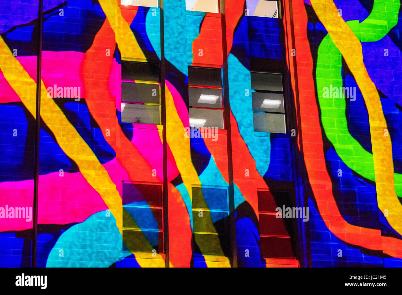 Sydney, Australie. 13 Juin, 2017. Vivid Sydney Festival Lumière le 13 juin. La vive lumière Sydney festival se déroulera du 26 mai au 17 juin et est l'un des plus grands festivals du genre dans le monde. Sur la photo est la lumière installation 'Vibrations organiques' projetée sur le musée d'art contemporain de l'Australie (MCA). Credit : mjmediabox/Alamy Live News Banque D'Images