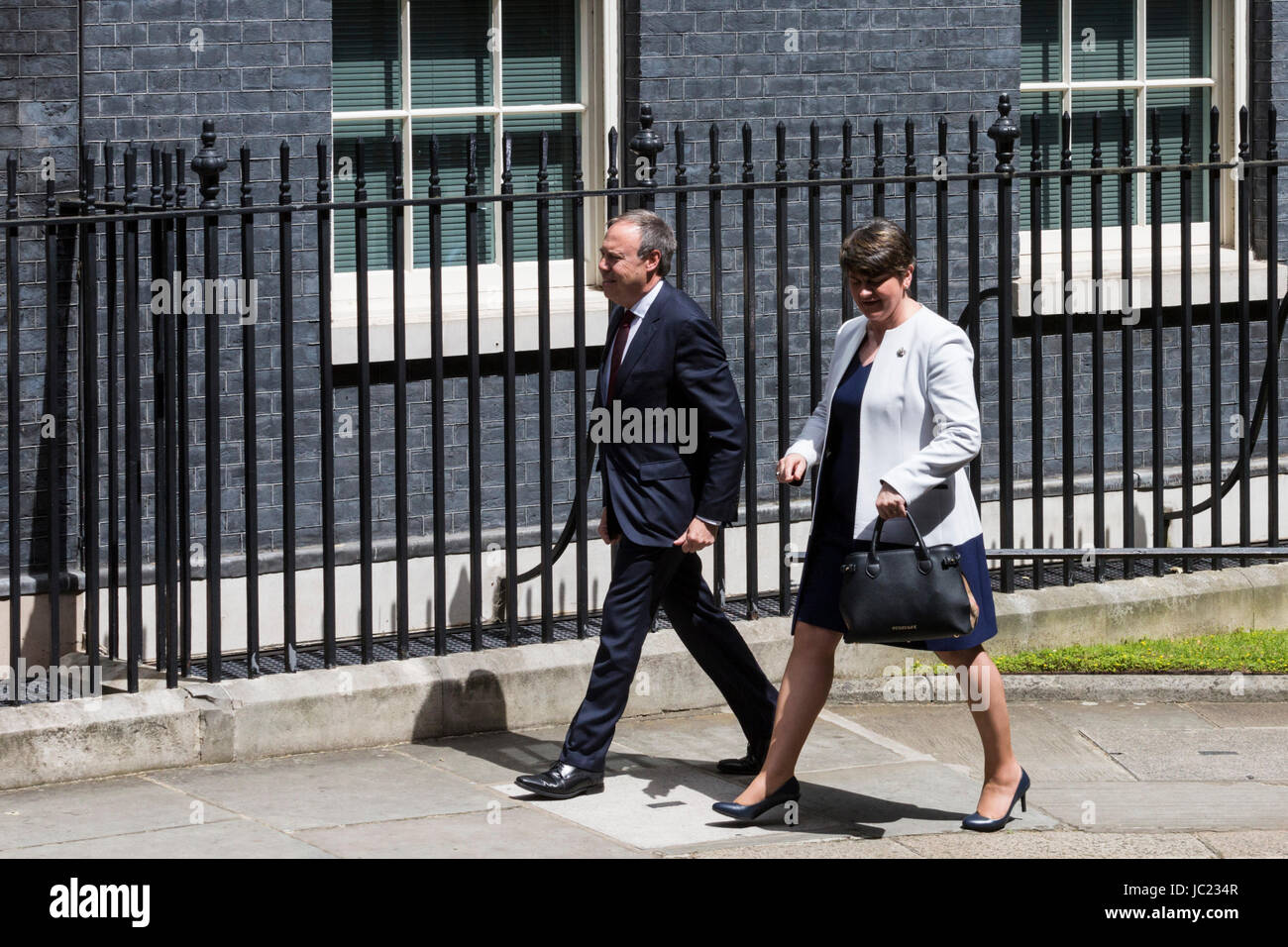 Londres, Royaume-Uni. 13 juin 2017. Arlene Foster, chef du DUP et Nigel Dodds MP arrive à Au 10, Downing Street pour les discussions entre la DUP et le parti conservateur comme premier ministre Theresa peut cherche à former un gouvernement avec l'aide du parti unioniste démocratique dix sièges de Westminster. Photo : Images éclatantes/Alamy Live News Banque D'Images