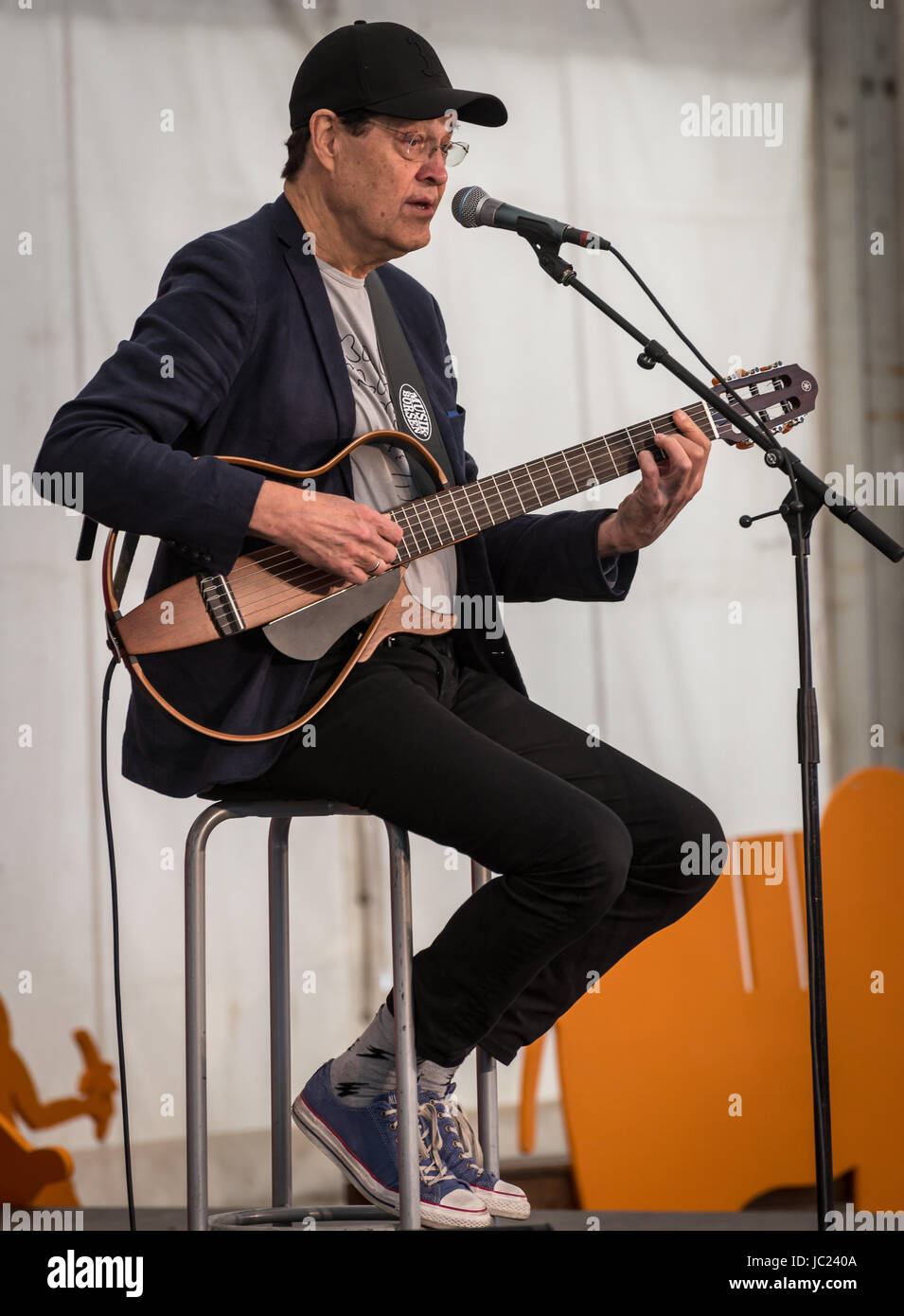 Malmö, Suède. 13 Juin, 2017. Célèbre guitariste suédois Georg Jojje Wadenius' 'lors d'un concert dans le parc Folkets (Parc du Peuple) pour les enfants. Tommy Lindholm/Alamy Live News Banque D'Images