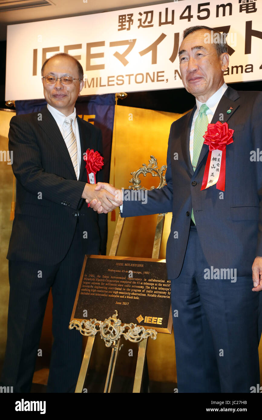 Tokyo, Japon. 14 Juin, 2017. L'Observatoire Astronomique National du Japon (OANJ) Directeur général Masahiko Hayashi (L), serre la main avec Mistubishi Electric président Masaki Sakuyama (R) en tant qu'ils reçoivent une plaque de l'Institute of Electrical and Electronics Engineers (IEEE) Milestone Award de l'IEEE à Tokyo le mercredi 14 juin, 2017. L'OANJ Nobeyama 45-mètres radio télescope a été reconnu pour une étape importante de l'IEEE en tant que largestmillimeter-wave radio télescope pour découvrir un trou noir supermassif. Credit : Yoshio Tsunoda/AFLO/Alamy Live News Banque D'Images