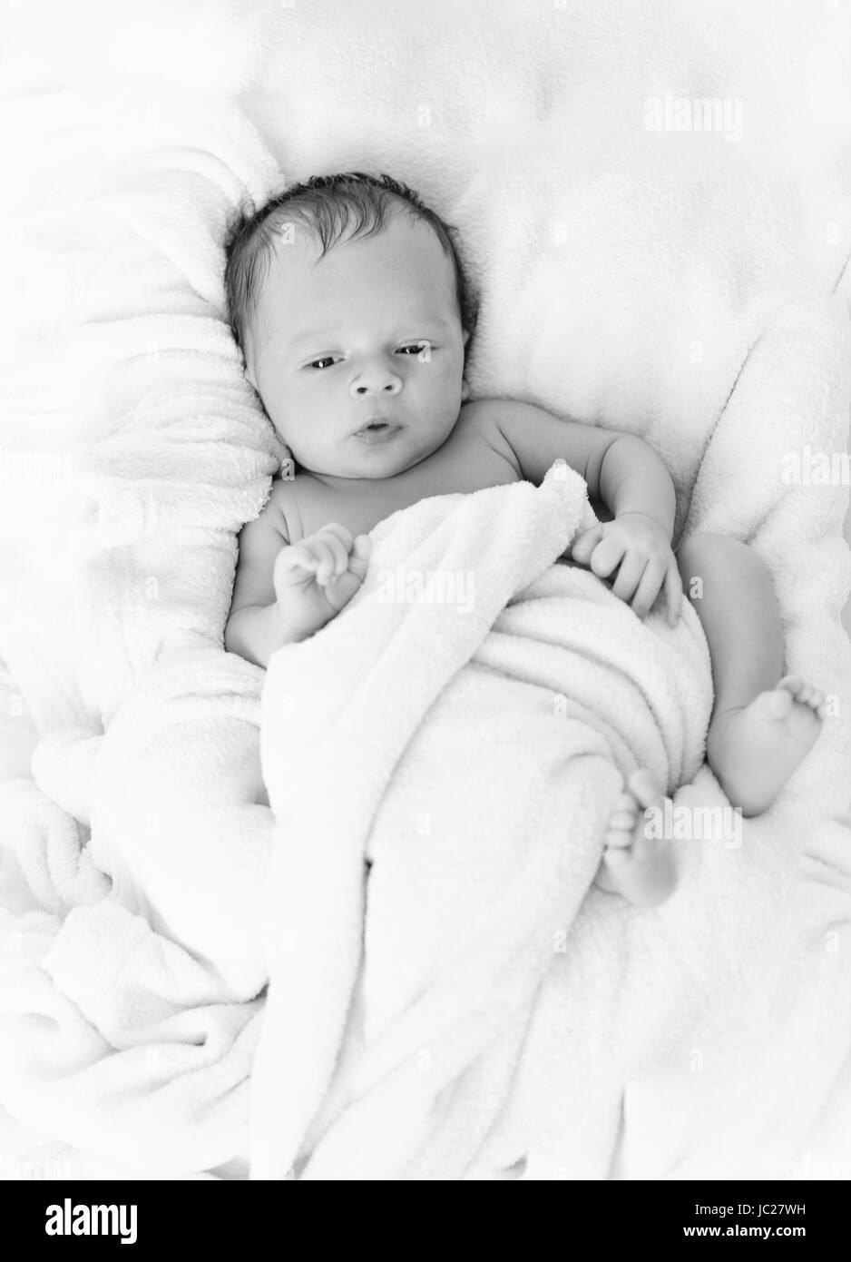 Photo En Noir Et Blanc De Mignon Bebe Garcon Couvert De Couverture Sur Lit Photo Stock Alamy