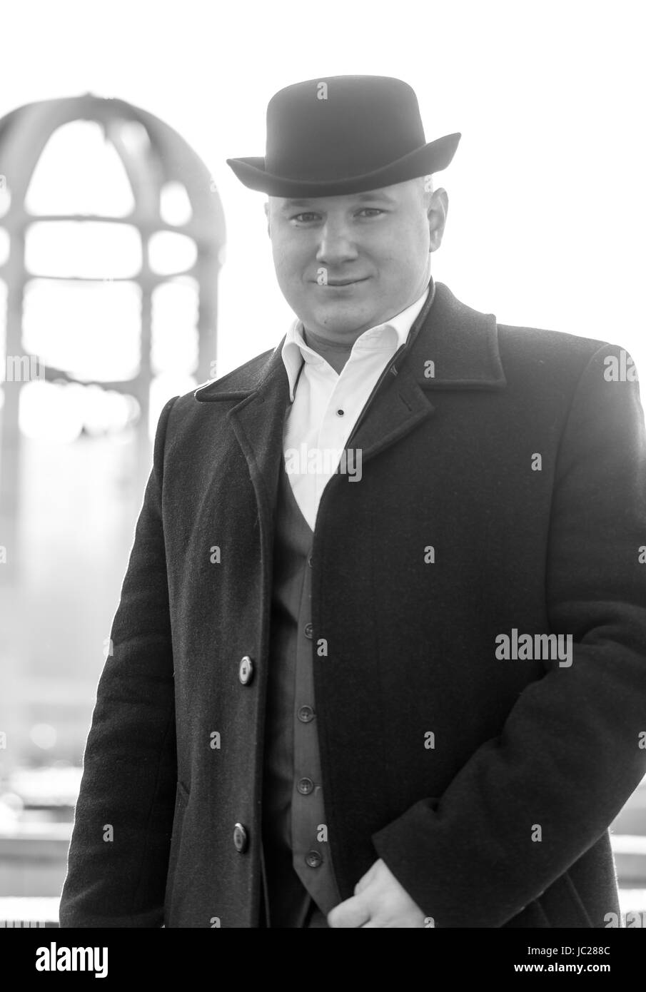 Noir et blanc portrait de jeune homme en chapeau melon et une veste Banque D'Images