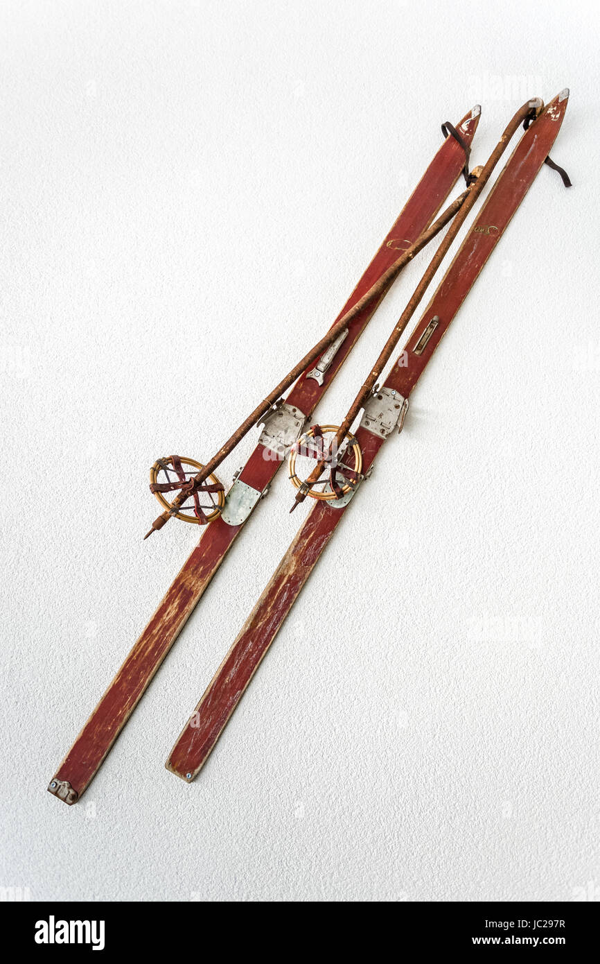 Ancienne paire de skis en bois sur fond blanc Photo Stock - Alamy
