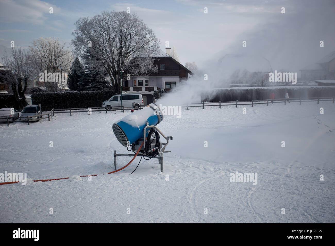 Machine à neige à travailler sur une piste de ski à cold cloudy day Banque D'Images