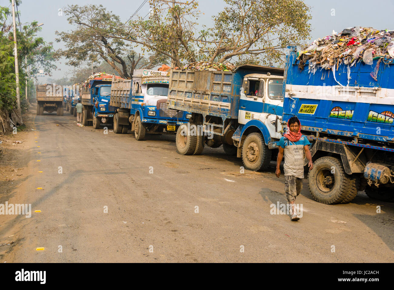 Des camions chargés de déchets sont en attente en ligne pour saisir dhapa dépotoir Banque D'Images