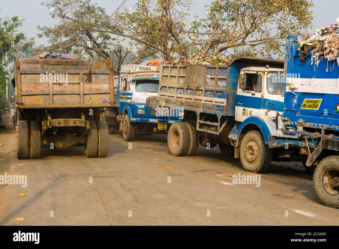 Des camions chargés de déchets sont en attente en ligne pour saisir dhapa dépotoir Banque D'Images