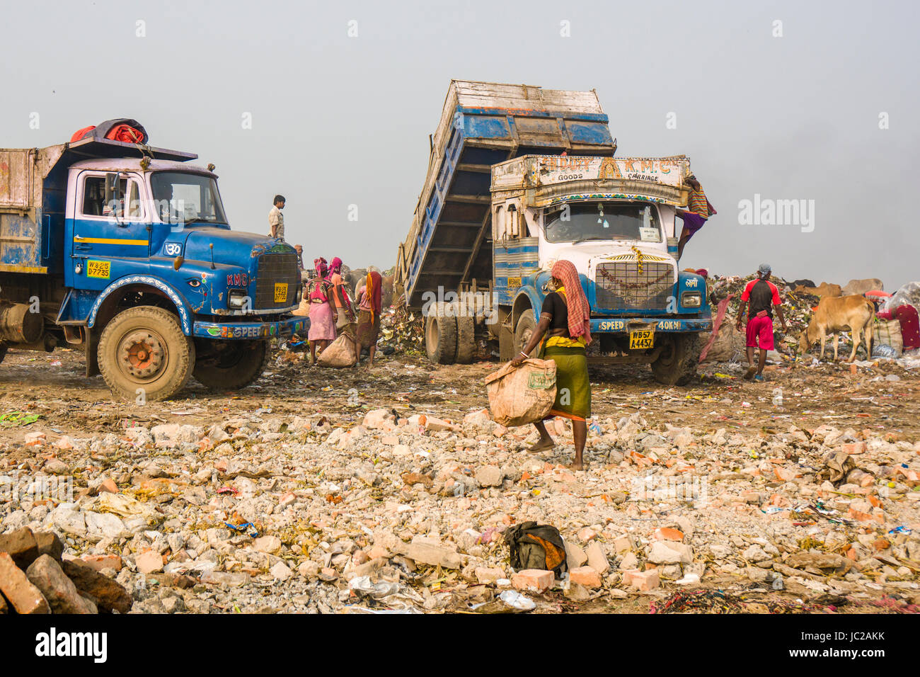 Un camion chargé de déchets est le déchargement sur haut de dusty dhapa dépotoir, les travailleurs sont la collecte des matériaux recyclables Banque D'Images