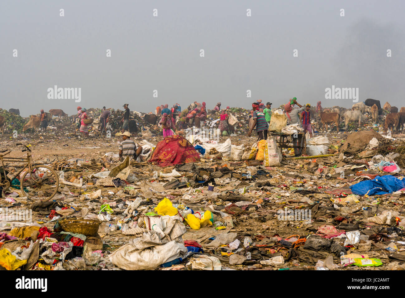 Les travailleurs sont la collecte des matériaux recyclables sur le dessus du dépotoir dhapa poussiéreux Banque D'Images