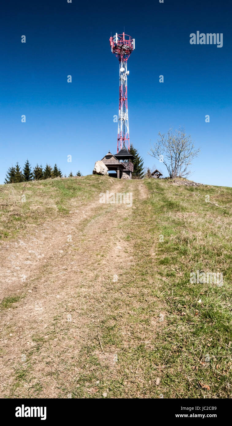 Kamenite hill dans Javorniky Mountains dans la région de Kysuce en Slovaquie avec tour de communication, petit tour en bois, grosse pierre, mountain meadow avec p Banque D'Images