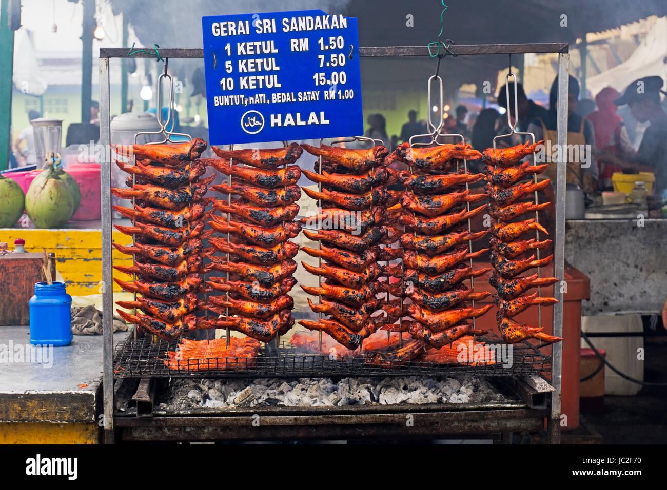 KOTA Kinabalu, Sabah, Malaisie - 10 juin 2017 : Nuit stand vente d'ailes de poulet grillé halal avec signe. Banque D'Images