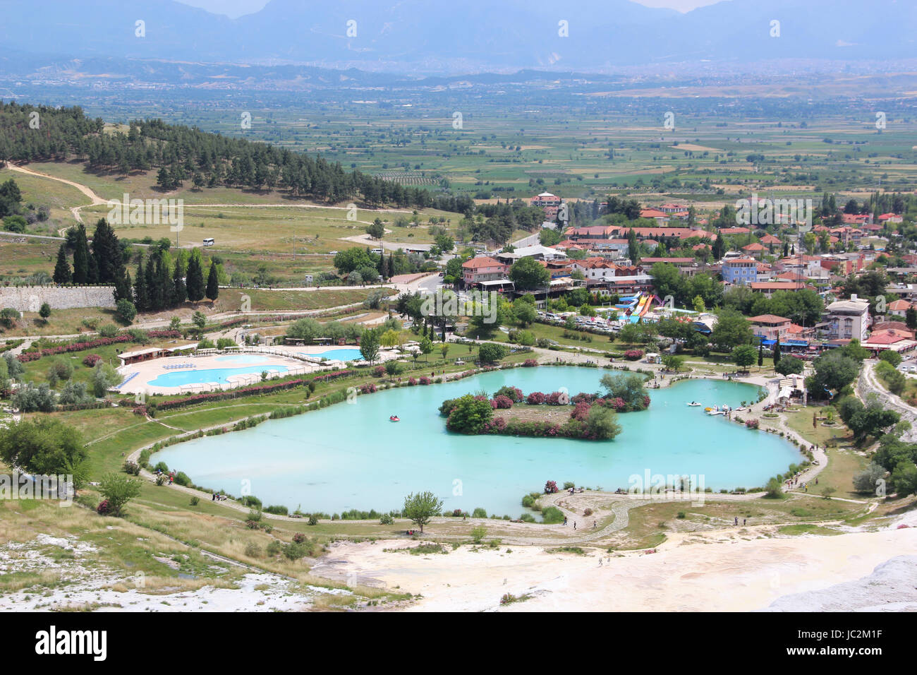 Une vue sur le site du patrimoine mondial de l'UNESCO, avec la ville et l'étang lac ci-dessous Pamukkale, Hiérapolis Turquie. Banque D'Images