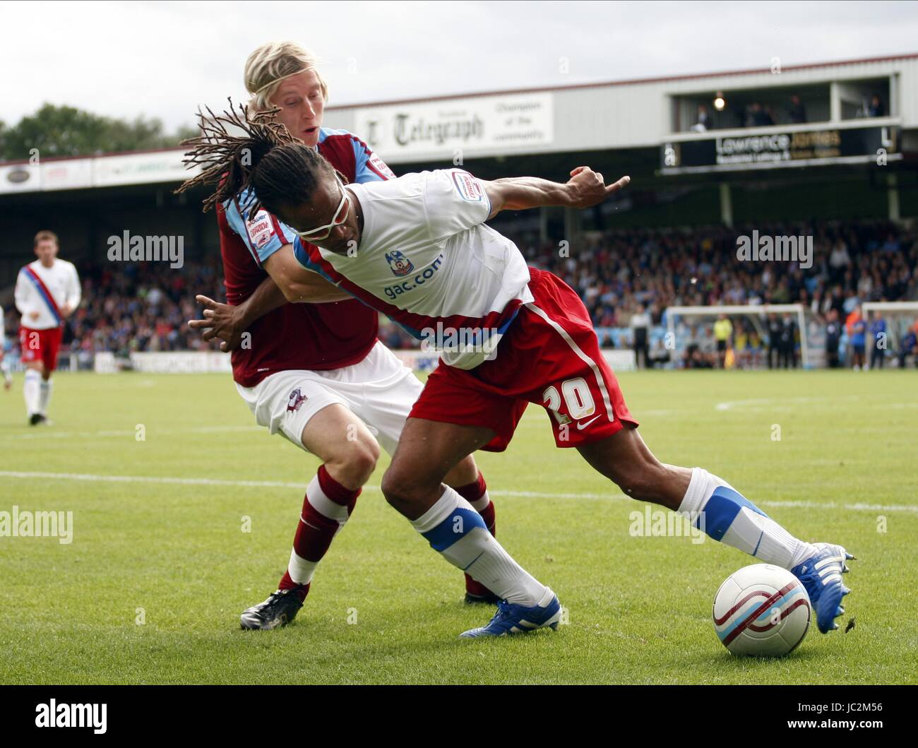 JOSH WRIGHT et Edgar Davids SCUNTHORPE UNITED V PA DE CRISTAL PARC GLANFORD SCUNTHORPE ANGLETERRE 28 Août 2010 Banque D'Images