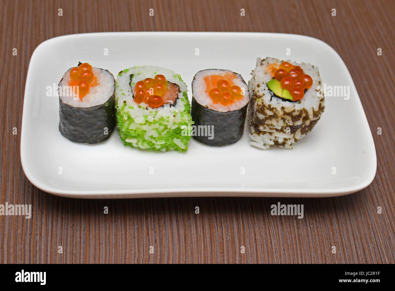 Sélection de rouleaux de sushi avec du caviar rouge on white plate Banque D'Images