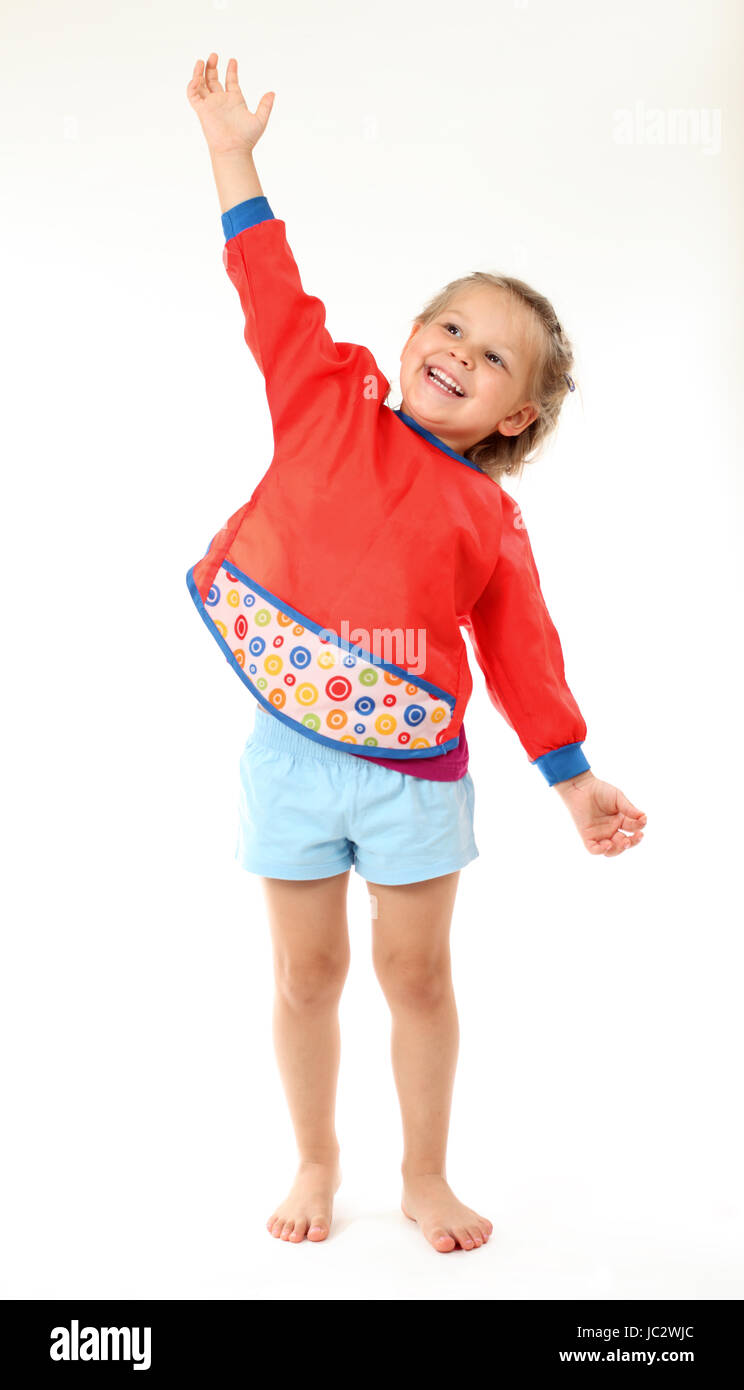 Happy 4 ans fille sourit et gestes high Banque D'Images