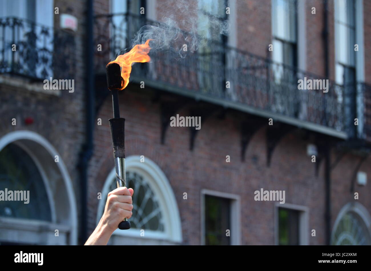 Main tenant une torche Feu à jongler Banque D'Images