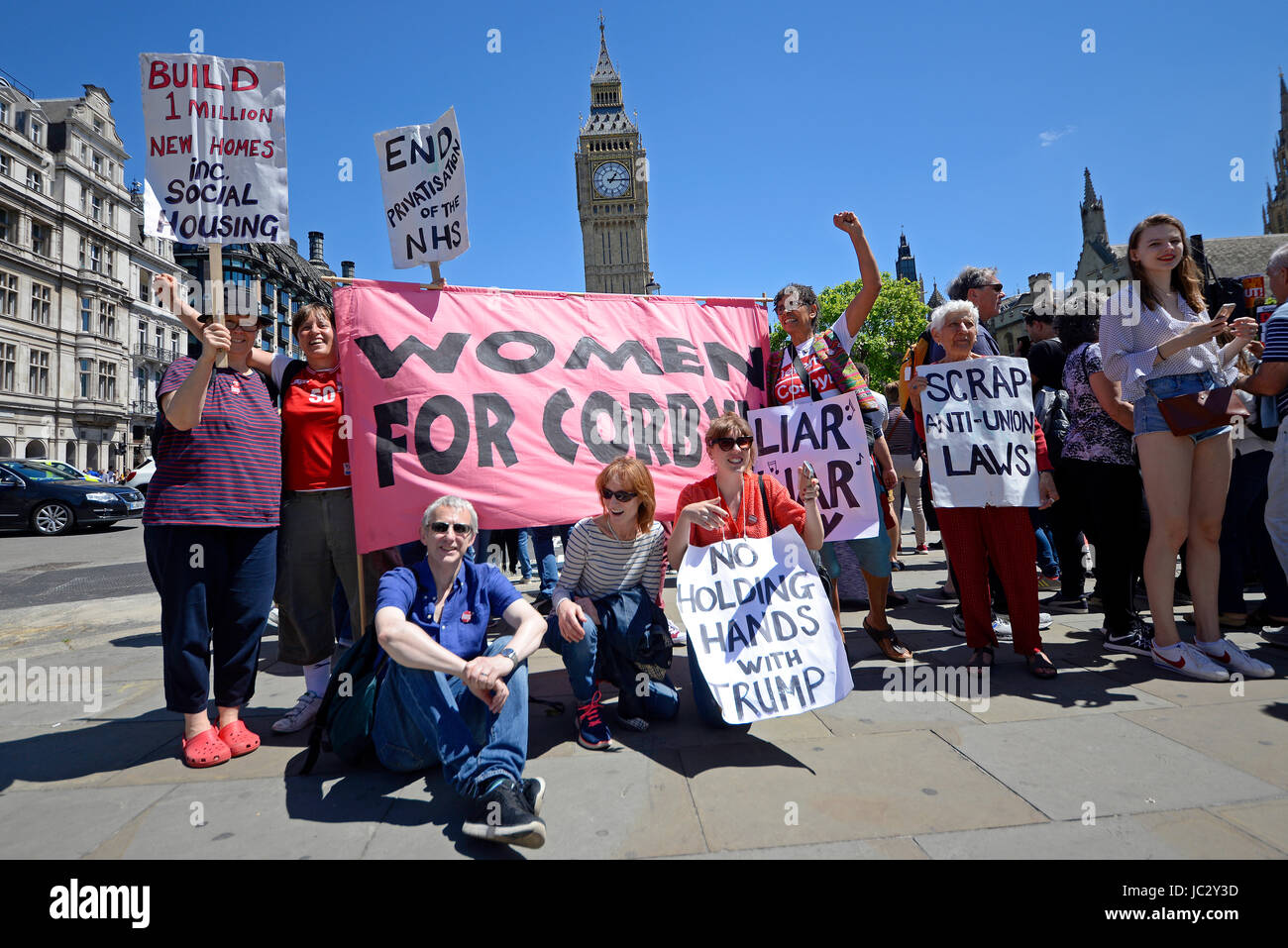 Les manifestants contre l'alliance Tory DUP se sont rassemblés sur la place du Parlement et ont marché sur Downing Street. Londres, Royaume-Uni Banque D'Images