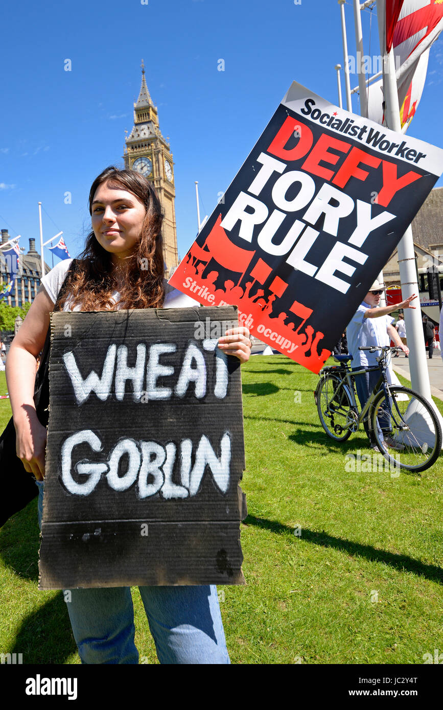 Les manifestants contre l'alliance Tory DUP se sont rassemblés sur la place du Parlement et ont marché sur Downing Street. Londres. Citation du blé Banque D'Images