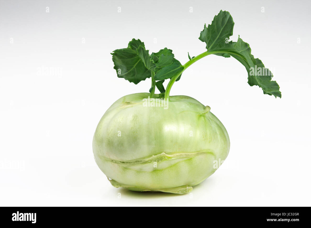 Kohlrabi navet frais isolé sur fond blanc Banque D'Images