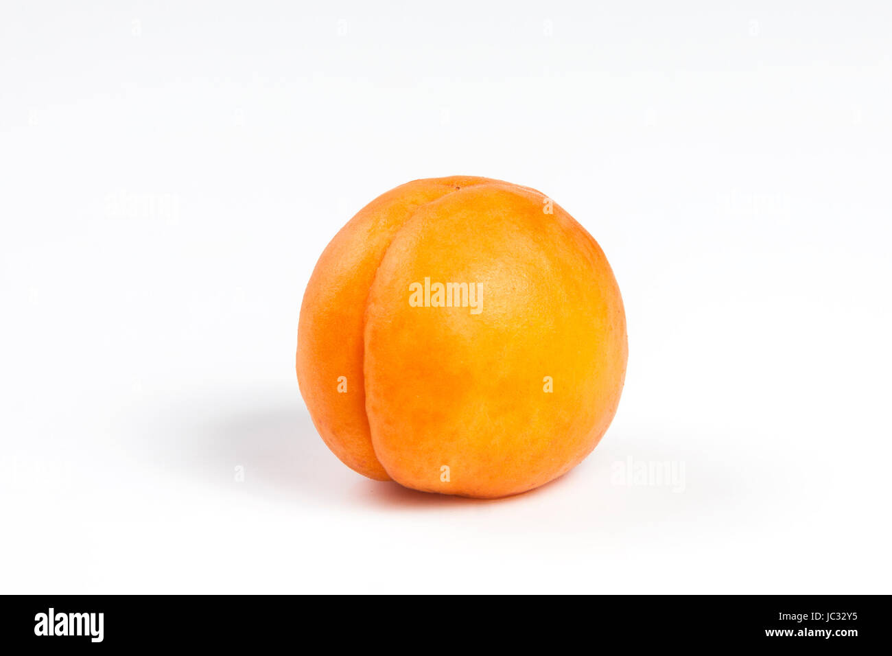 Abricot frais mûrs isolé sur fond blanc Banque D'Images