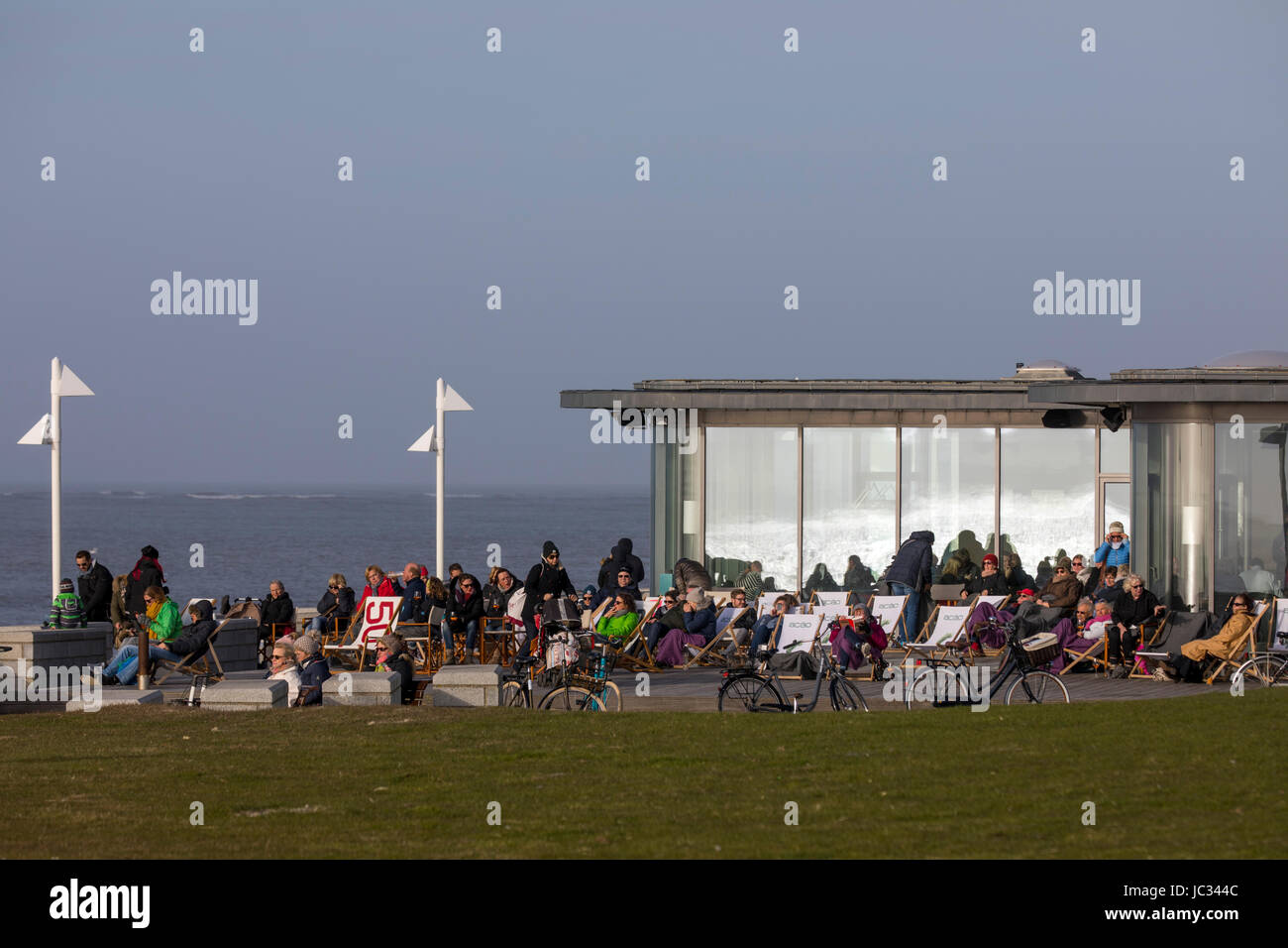 Mer du Nord, l'île de Norderney, Frise Orientale, en Allemagne, l'Milchbar - milk bar, lounge, bar, restaurant, un lieu de rencontre branché sur la promenade de la plage, Banque D'Images