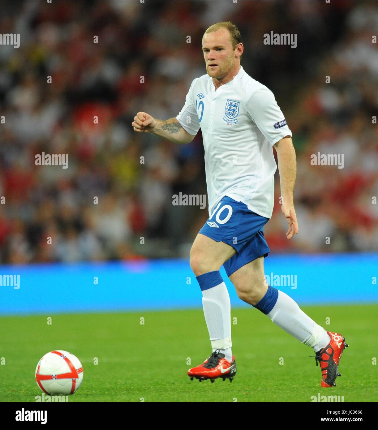 WAYNE ROONEY, l'Angleterre, l'ANGLETERRE V LA BULGARIE, qualificatif de l'UEFA EURO 2012, 2010 Banque D'Images