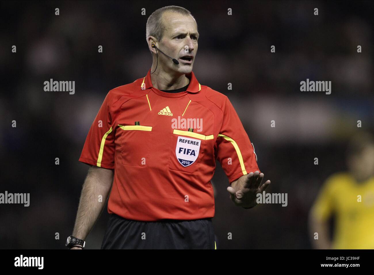 MARTIN ATKINSON ARBITRE ARBITRE FOOTBALL Derby Pride Park Angleterre 11 octobre 2010 Banque D'Images