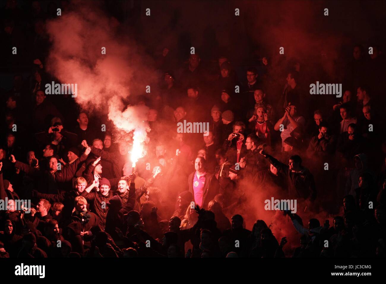Organisation des fans à l'aide de fusées éclairantes V Manchester City Manchester City MANCHEST V MANCHESTER CITY OF MANCHESTER EASTLANDS U ST MANCHESTER Banque D'Images