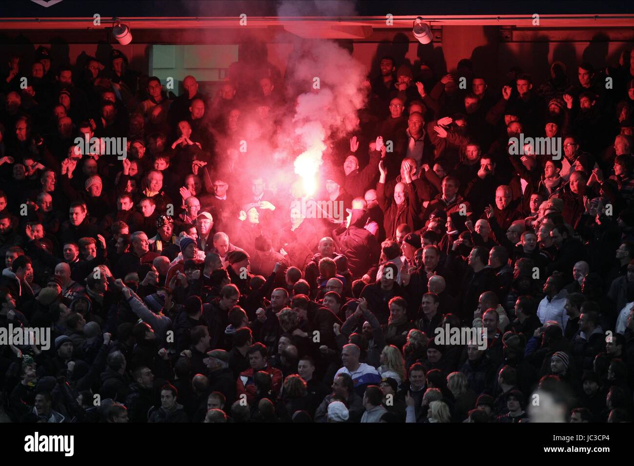 Organisation des fans à l'aide de fusées éclairantes V Manchester City Manchester City MANCHEST V MANCHESTER CITY OF MANCHESTER EASTLANDS U ST MANCHESTER Banque D'Images