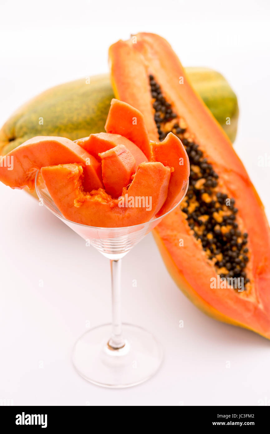 Pâte de couleur orange flamboyant de la papaye disposés dans un verre. C'est le fruit de la papaye Carica. Banque D'Images