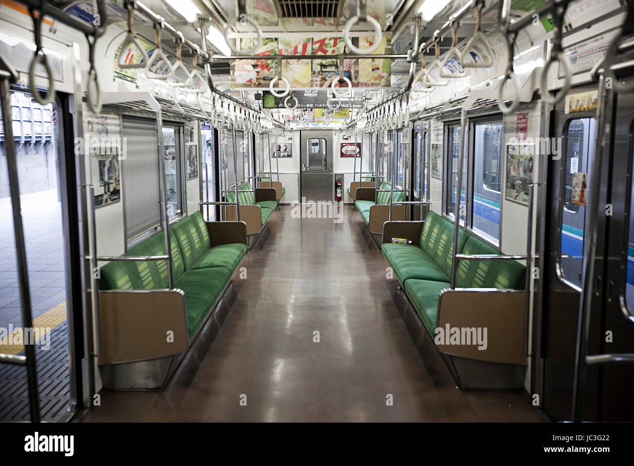 Tokyo, Japon - 18 juillet, 2011. Un train de métro à Tokyo. Banque D'Images