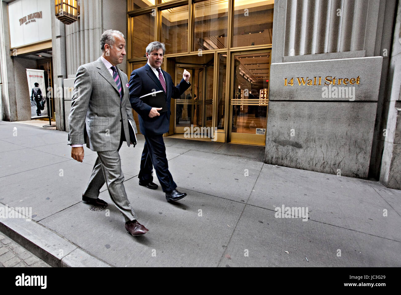 New York, États-Unis d'Amérique - le 13 octobre 2009. Deux hommes d'affaires dans le Wall Street à New York. Banque D'Images