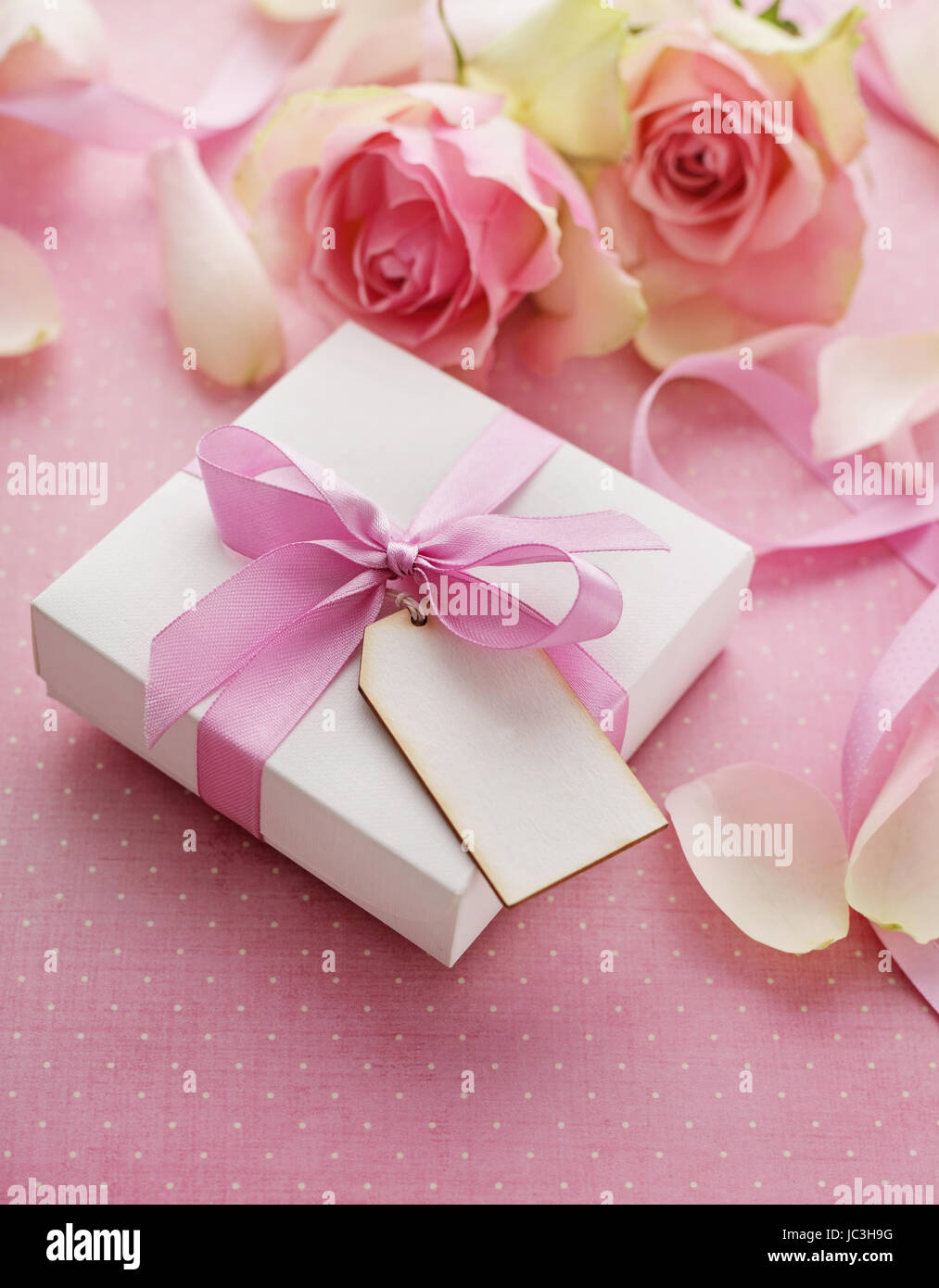 Boîte-cadeau attaché avec du ruban rose fleurs rose, bow Banque D'Images