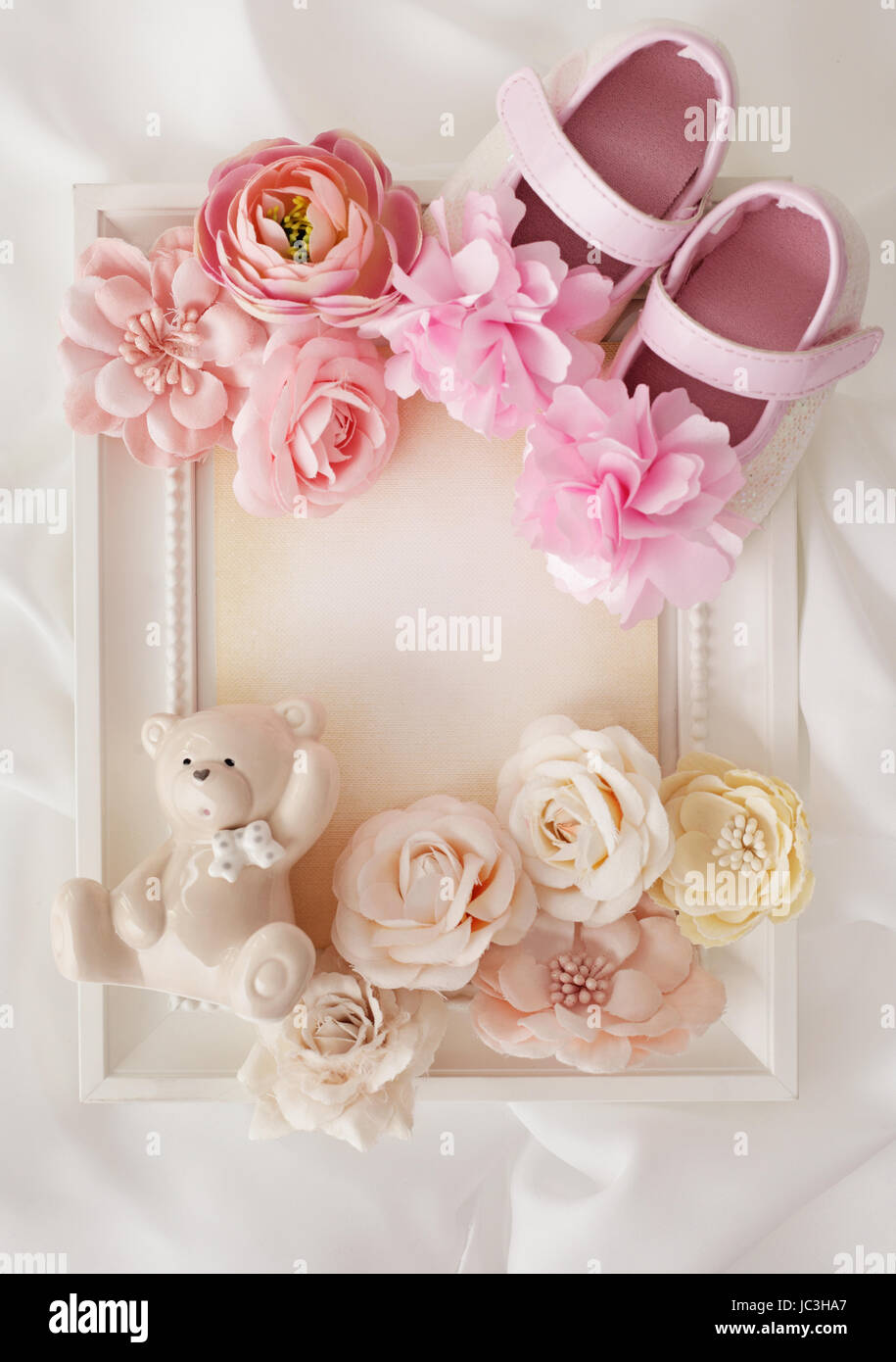 gros plan du cadre photo, des chaussures pour bébé et des fleurs Banque D'Images
