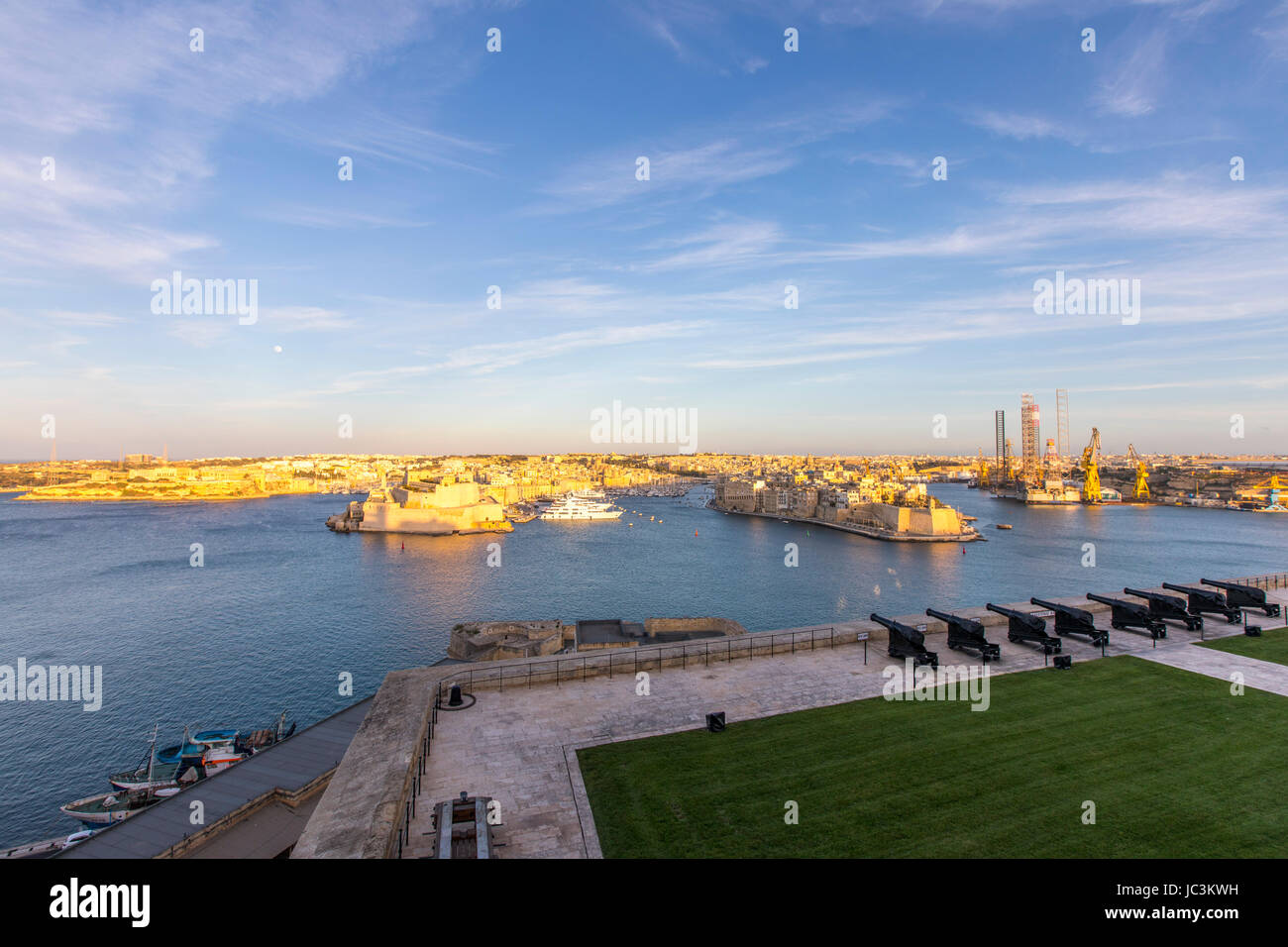 Malte, Grand Port, La Valette, vue à partir de la région de Barrakka Gardens sur Birgu, Vittoriosa, Three-Cities, canons de la batterie de salut, Banque D'Images