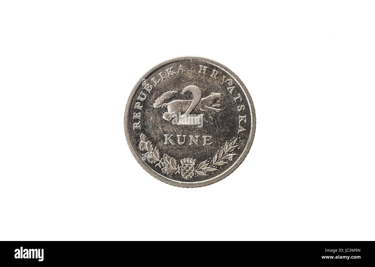 Vieille et usée 2 pièce kuna. Pièce de monnaie croate pour deux kuna isolé sur blanc. Photo haute résolution. Banque D'Images