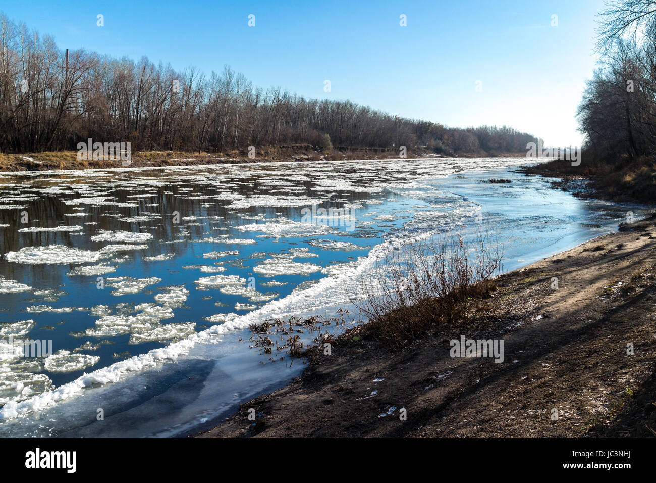 Plaques de glace circulaire flottant dans la rivière commence à geler Banque D'Images