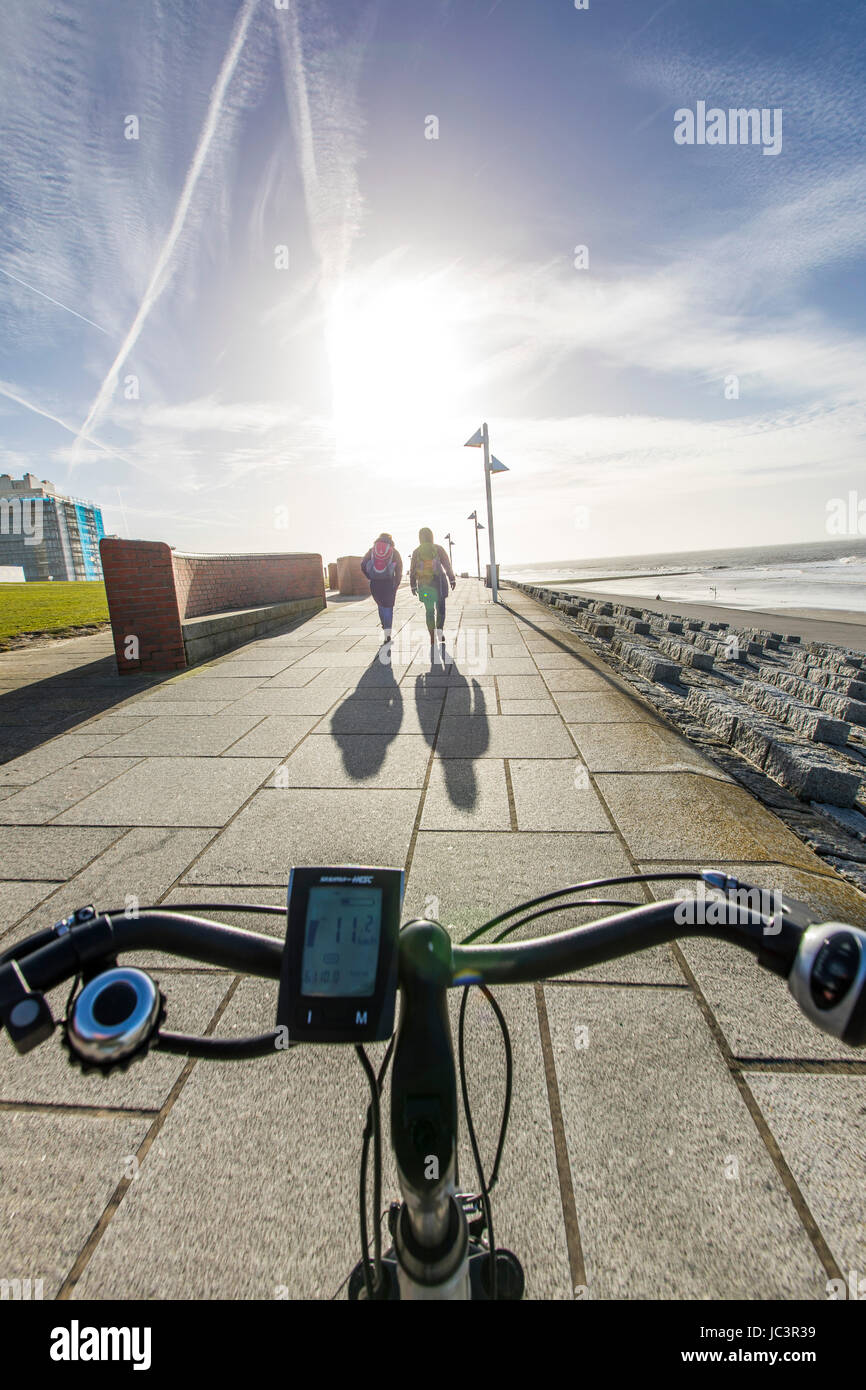 Mer du Nord, l'île de Norderney, Frise Orientale, en Allemagne, le Parc National de Wattenmeer, cycliste, vélo, piste cyclable, e-bike, location de vélos, Banque D'Images