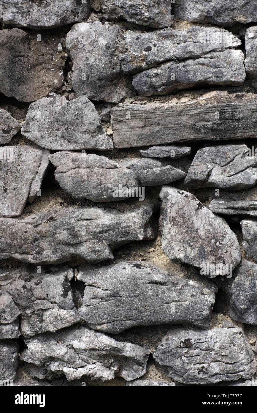 Un exemple d'un mur en pierre sèche dans le Yorkshire Dales, North Yorkshire, UK. Banque D'Images