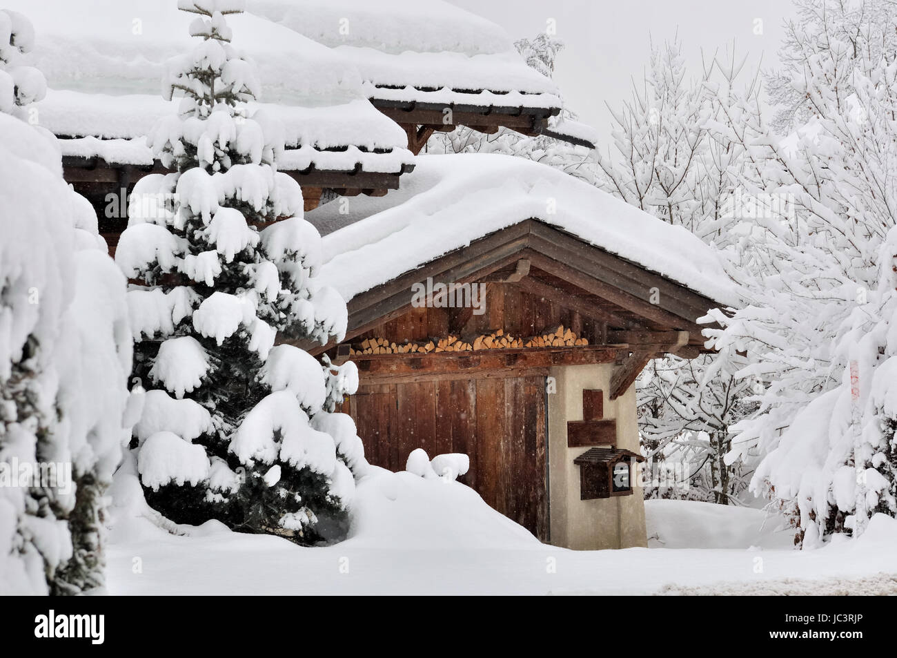 Neige dans un village avec maison en bois en Savoie - France Banque D'Images