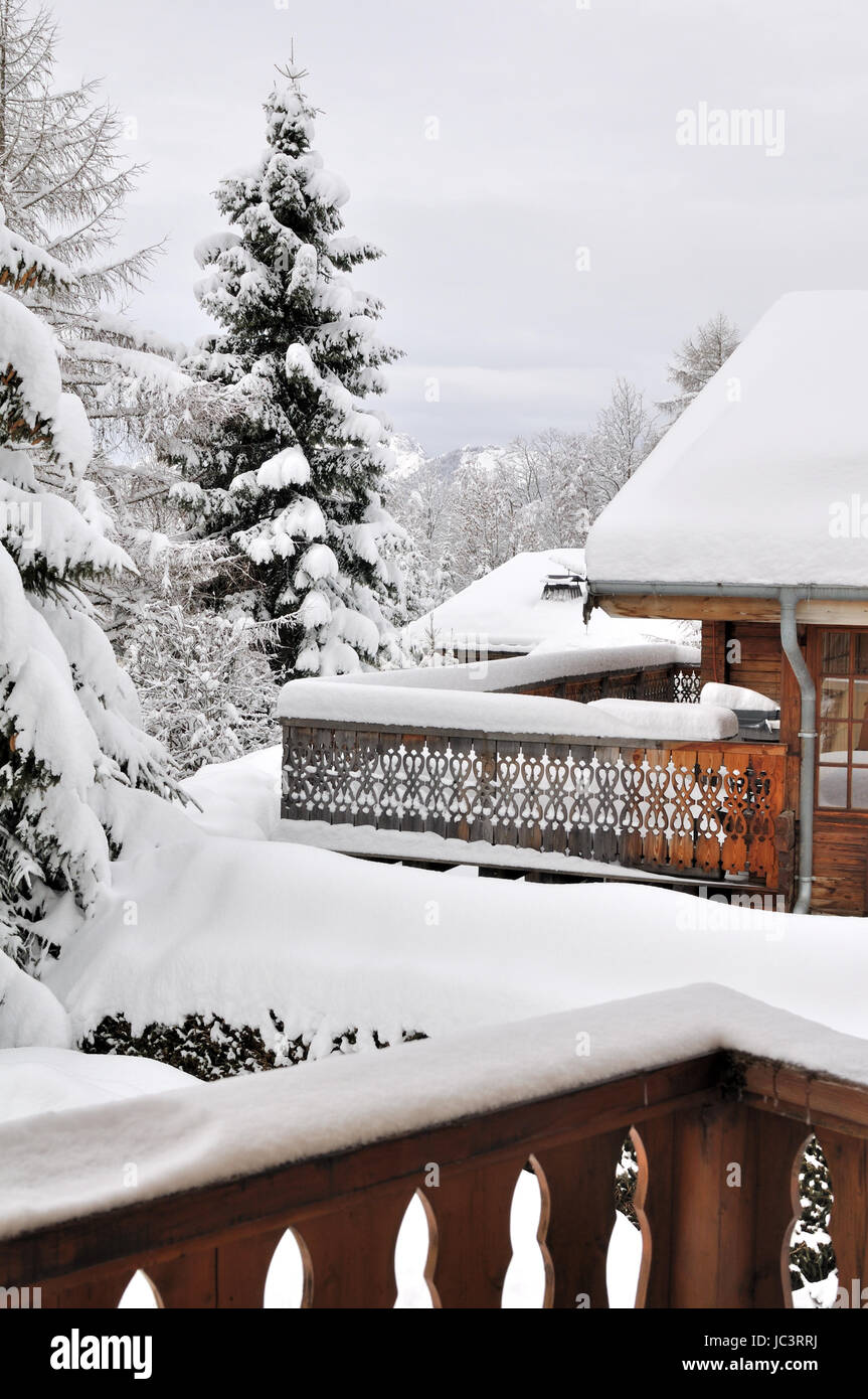 Chalets en bois enneigés terrasses dans un village de montagne Banque D'Images