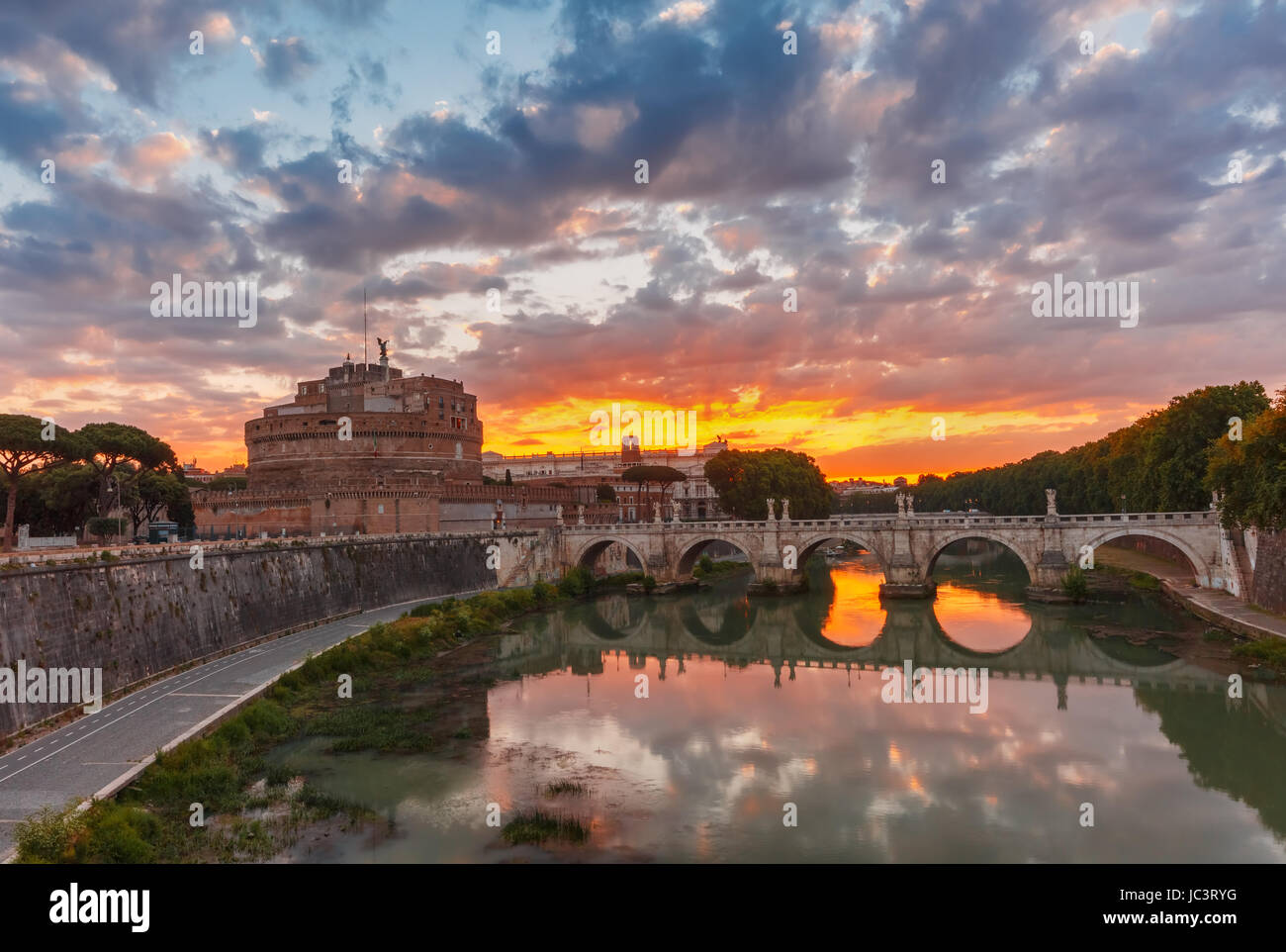 Château Saint Angel et Bridge au lever du soleil, Rome Banque D'Images