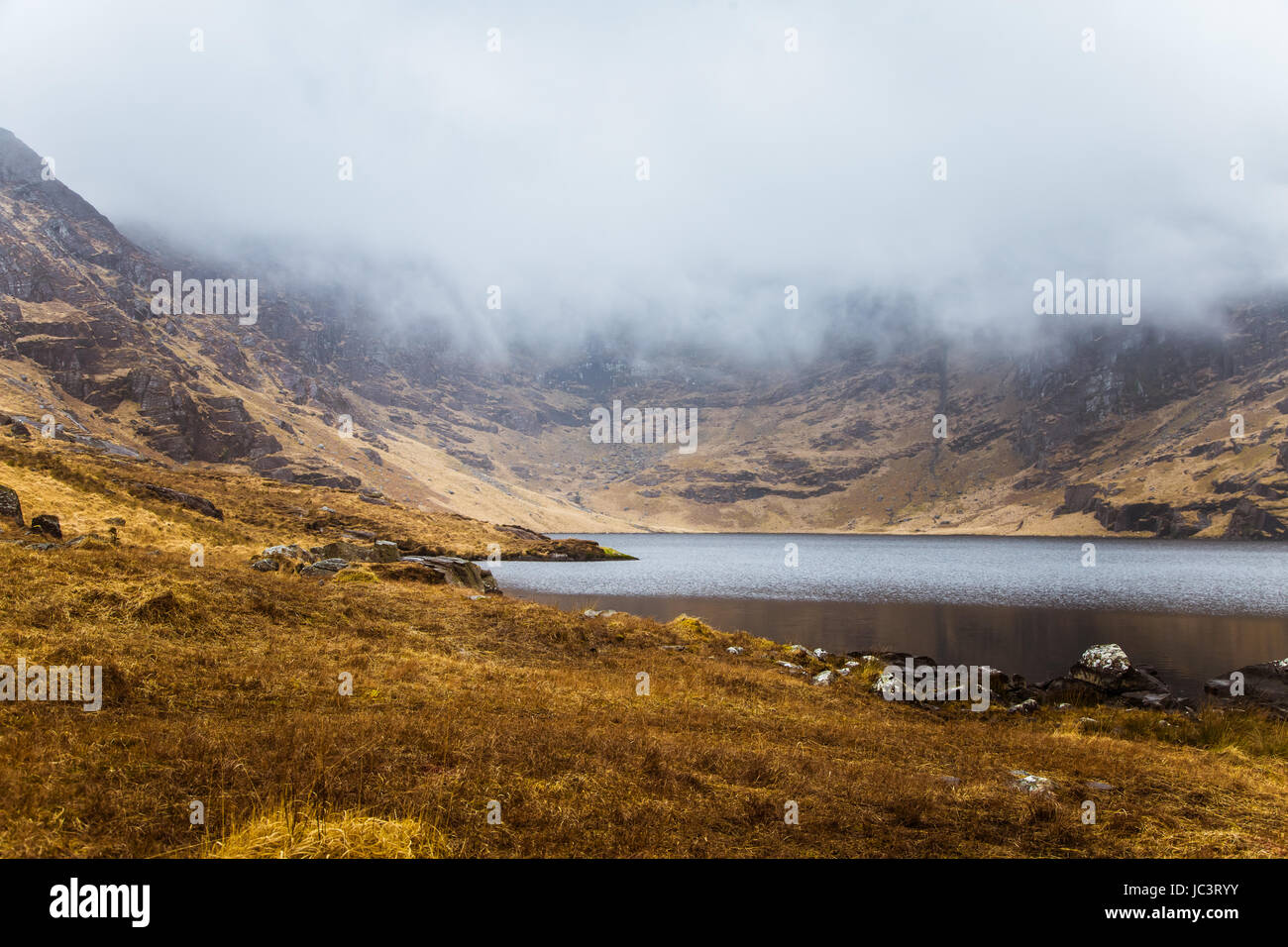 Un magnifique paysage de montagne irlandais avec un lac au printemps. Gleninchaquin Park en Irlande. Banque D'Images