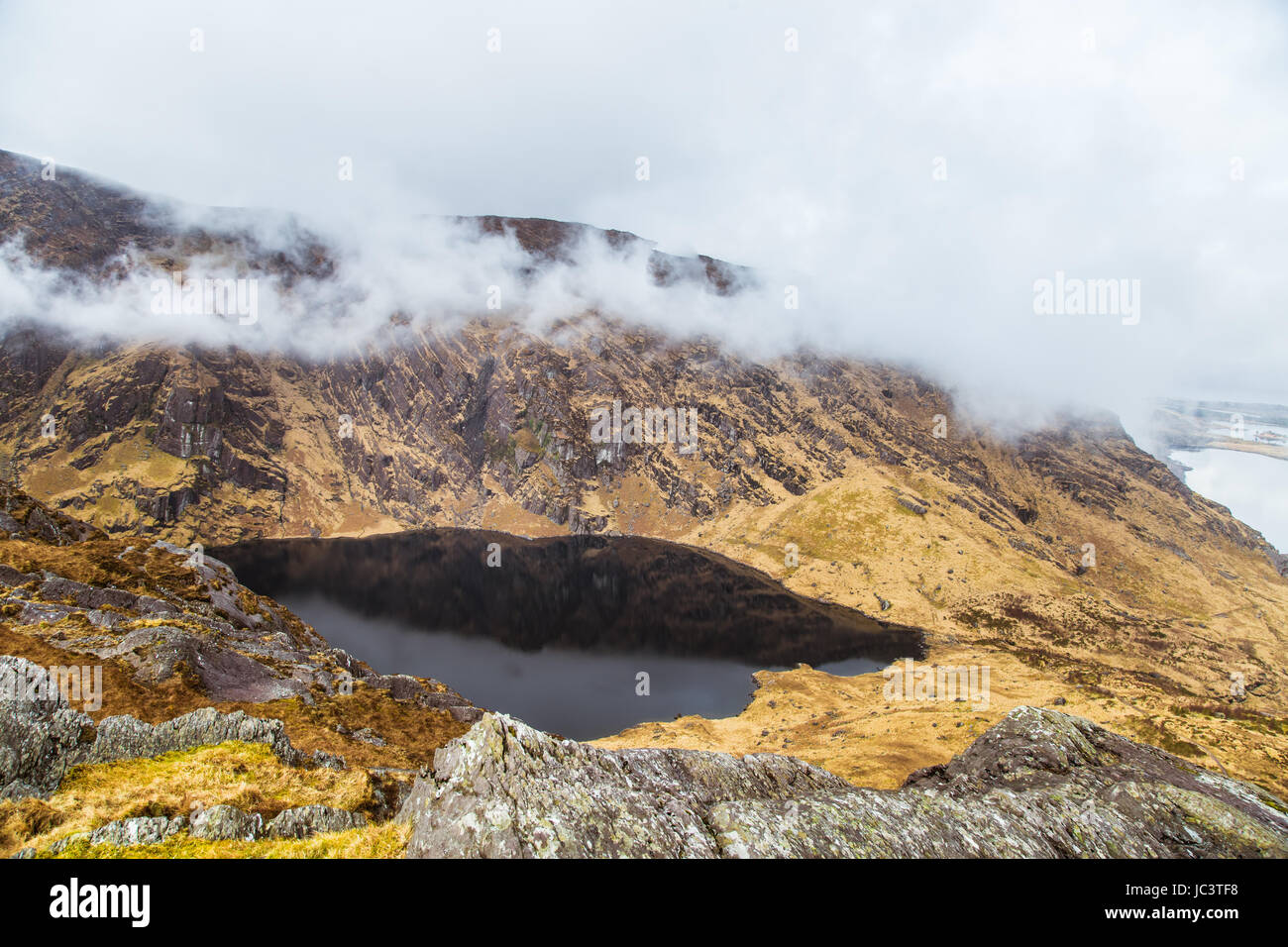 Un magnifique paysage de montagne irlandais avec un lac au printemps. Gleninchaquin Park en Irlande. Banque D'Images