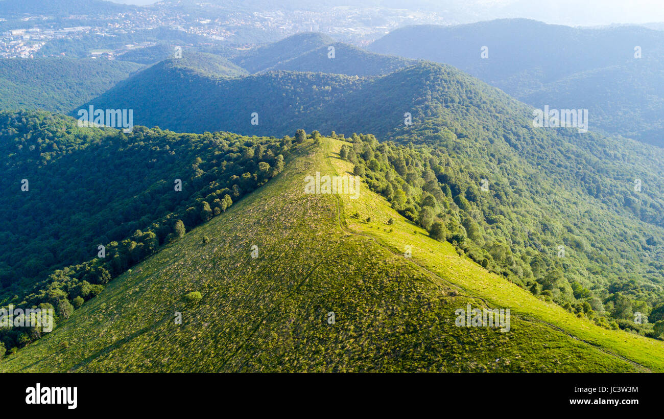 Vue aérienne d'un chemin menant à Monte Boletto, Alpes, près du lac de Côme. Como, Como, Lombardie, Italie Banque D'Images